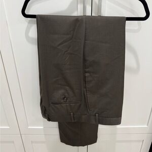 Men’s RALPH LAUREN dress slacks in brown color with a lighter shade. Size 32 L